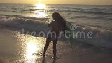 苗条的年轻女子正在日落时在海滩上跳舞。